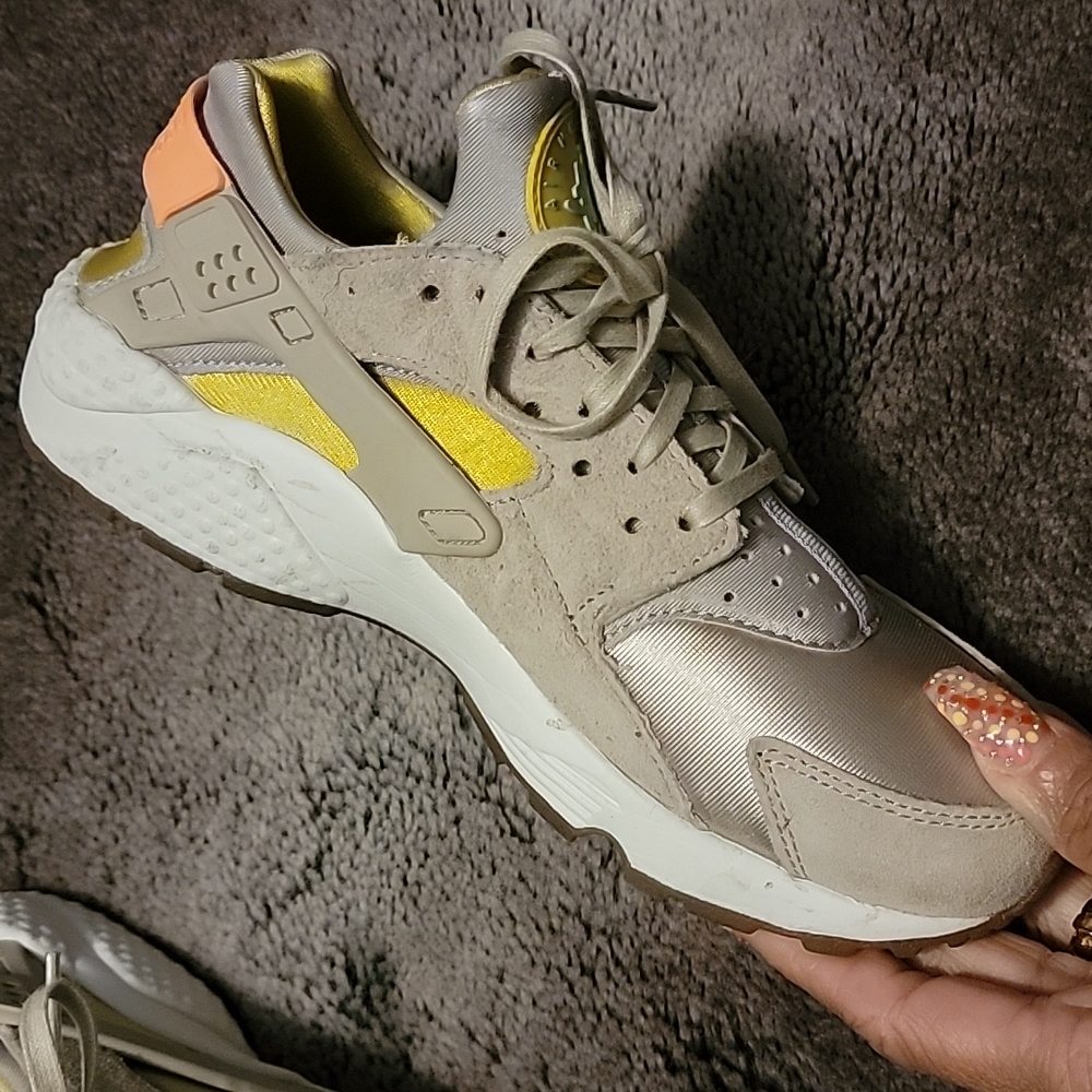 Sneakers - Picture 4 of 6